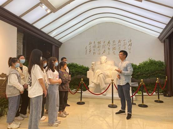 说明: E:\gg999策略手机白菜重要获奖\照片素材\2、“法学+宪法”\五四宪法讲解.jpg